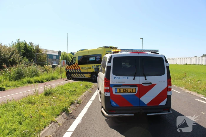 Oudere man valt met scootmobiel