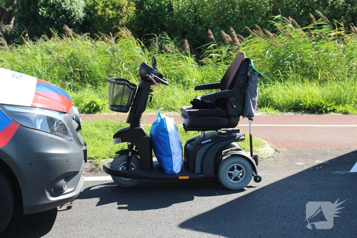 Oudere man valt met scootmobiel