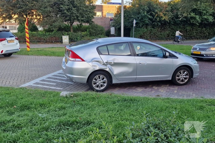Bezorgscooter in botsing met auto