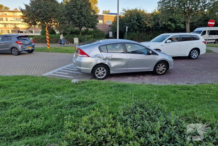 Bezorgscooter in botsing met auto
