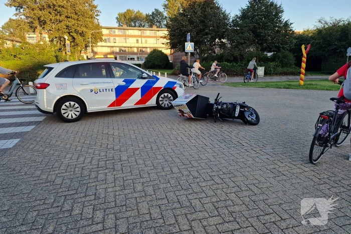 Bezorgscooter in botsing met auto