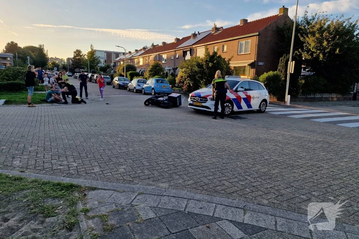 Bezorgscooter in botsing met auto
