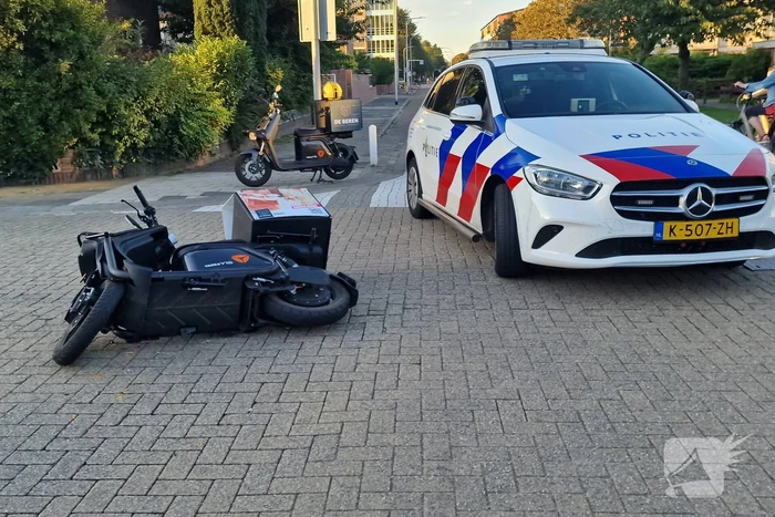 Bezorgscooter in botsing met auto