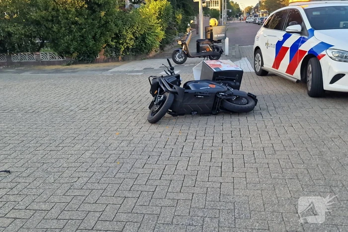 Bezorgscooter in botsing met auto