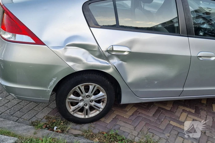 Bezorgscooter in botsing met auto