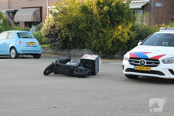 Bezorgscooter in botsing met auto