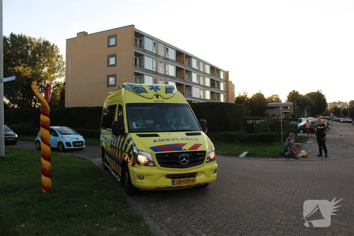 Bezorgscooter in botsing met auto