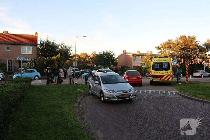 Bezorgscooter in botsing met auto