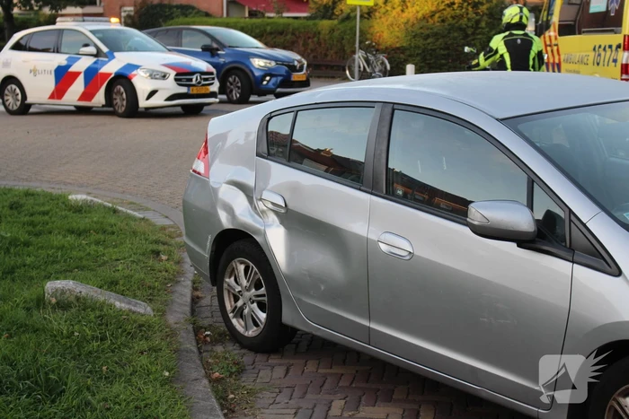 Bezorgscooter in botsing met auto