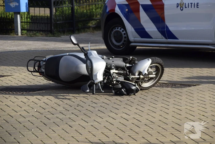 Veel schade bij ongeval tussen bestelbus en scooter