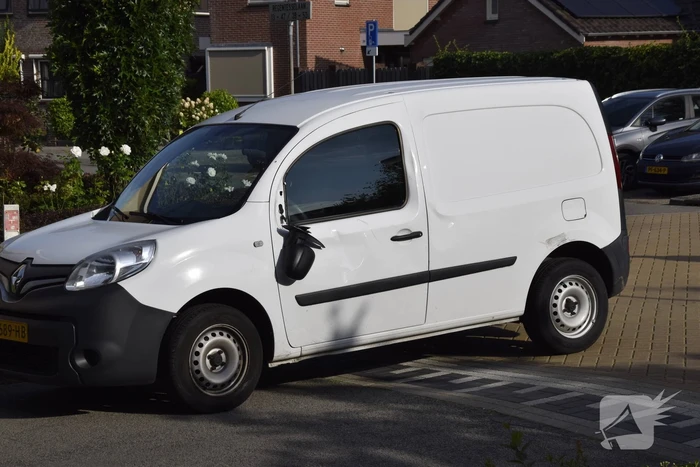 Veel schade bij ongeval tussen bestelbus en scooter