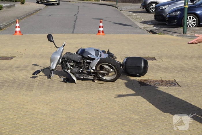Veel schade bij ongeval tussen bestelbus en scooter