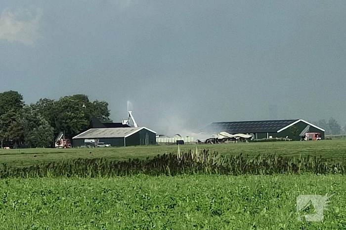 Uitslaande brand in schuur van boerderij