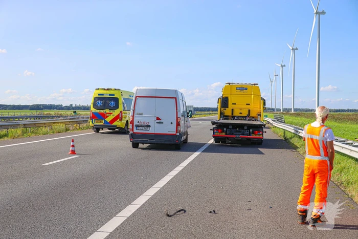 Auto slaat over de kop na ongeval op snelweg