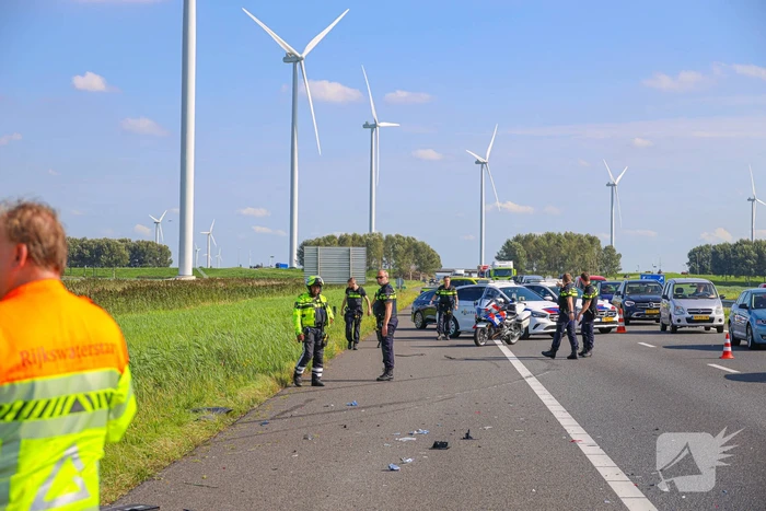 Auto slaat over de kop na ongeval op snelweg