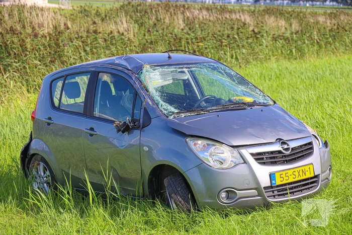 Auto slaat over de kop na ongeval op snelweg