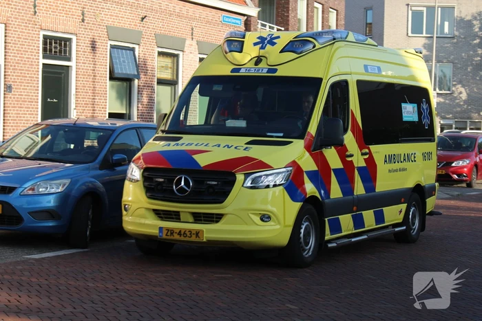 Automobilist en scooterrijder in botsing