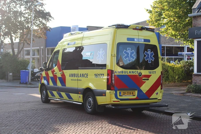 Automobilist en scooterrijder in botsing