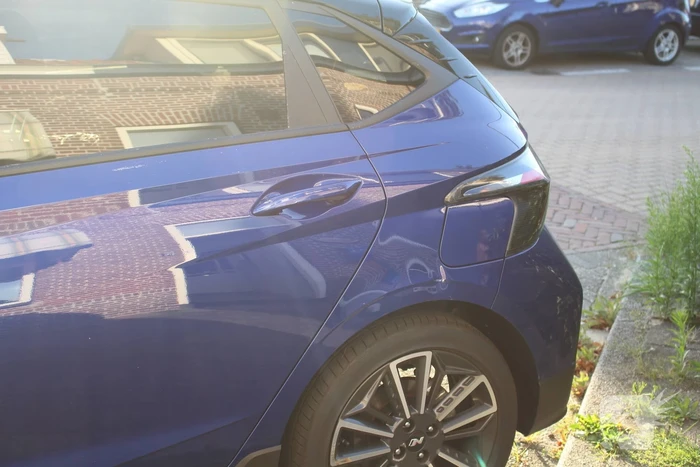 Automobilist en scooterrijder in botsing