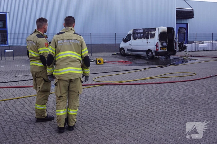 Geparkeerde bestelbus uitgebrand, omgeving afgezet vanwege gevaarlijke stoffen