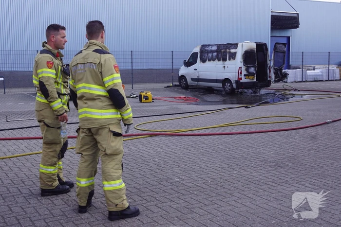 Geparkeerde bestelbus uitgebrand, omgeving afgezet vanwege gevaarlijke stoffen