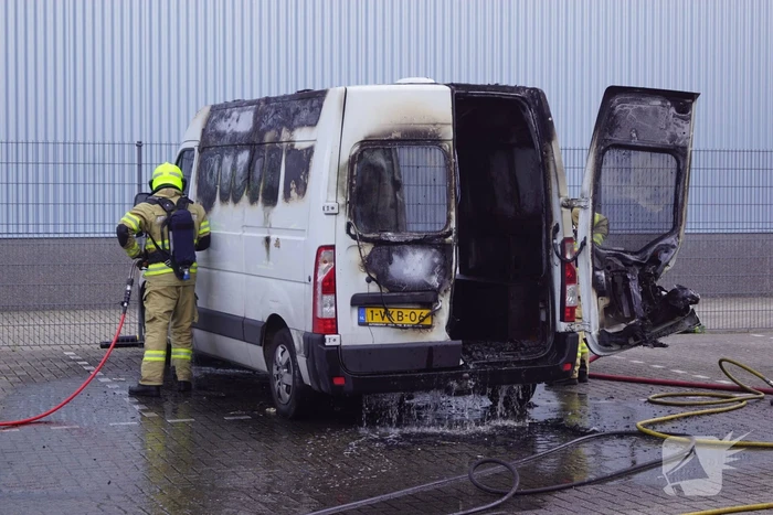 Geparkeerde bestelbus uitgebrand, omgeving afgezet vanwege gevaarlijke stoffen