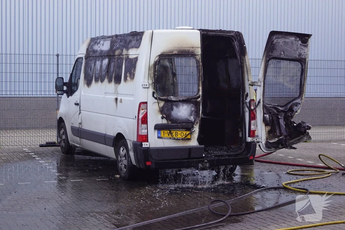 Geparkeerde bestelbus uitgebrand, omgeving afgezet vanwege gevaarlijke stoffen