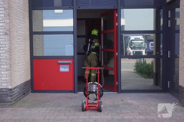 Geparkeerde bestelbus uitgebrand, omgeving afgezet vanwege gevaarlijke stoffen