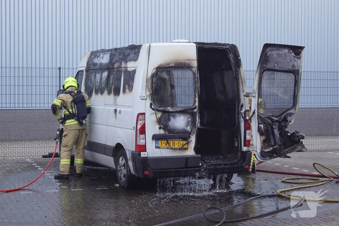 Geparkeerde bestelbus uitgebrand, omgeving afgezet vanwege gevaarlijke stoffen