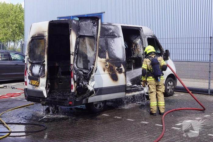 Geparkeerde bestelbus uitgebrand, omgeving afgezet vanwege gevaarlijke stoffen