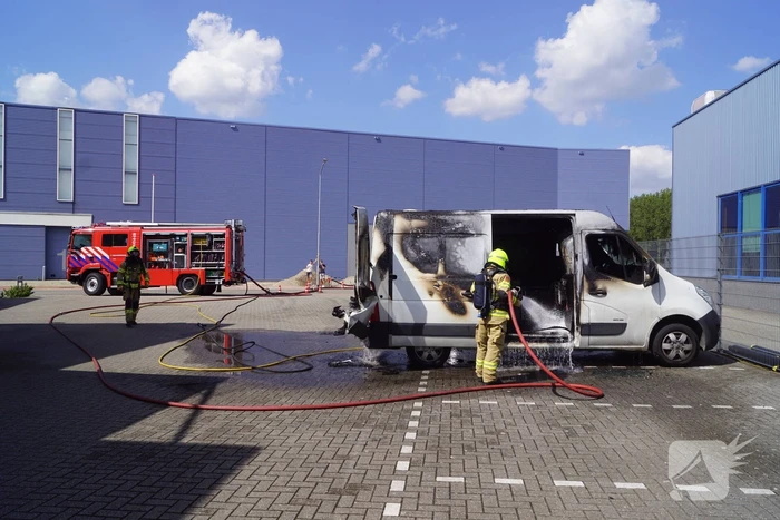 Geparkeerde bestelbus uitgebrand, omgeving afgezet vanwege gevaarlijke stoffen