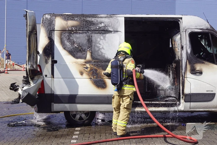Geparkeerde bestelbus uitgebrand, omgeving afgezet vanwege gevaarlijke stoffen