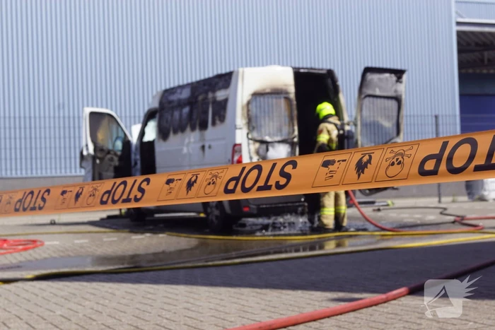 Geparkeerde bestelbus uitgebrand, omgeving afgezet vanwege gevaarlijke stoffen