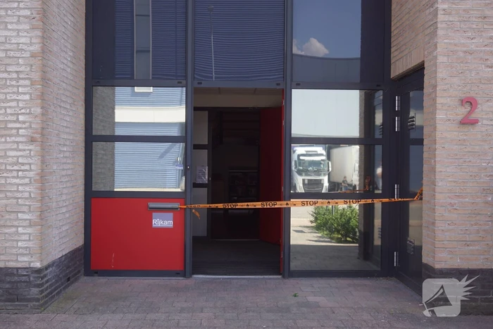Geparkeerde bestelbus uitgebrand, omgeving afgezet vanwege gevaarlijke stoffen