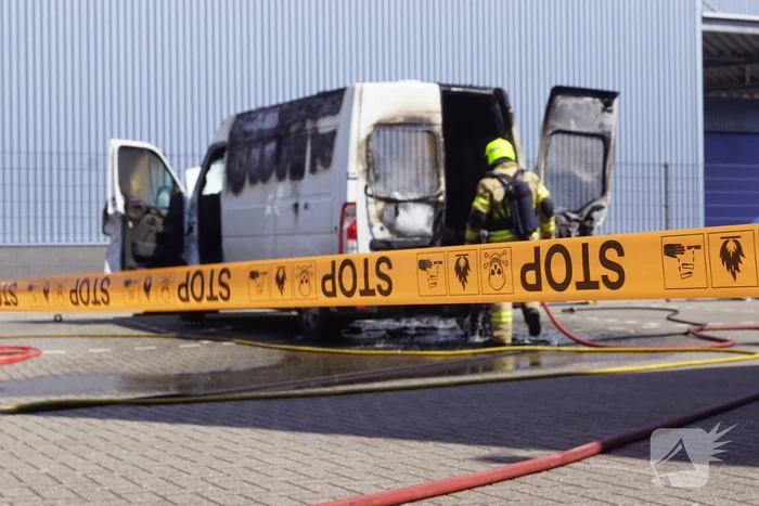 Geparkeerde bestelbus uitgebrand, omgeving afgezet vanwege gevaarlijke stoffen