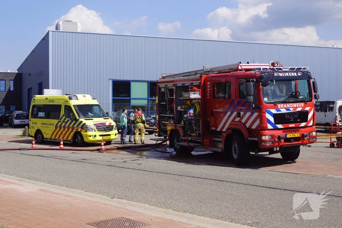 Geparkeerde bestelbus uitgebrand, omgeving afgezet vanwege gevaarlijke stoffen