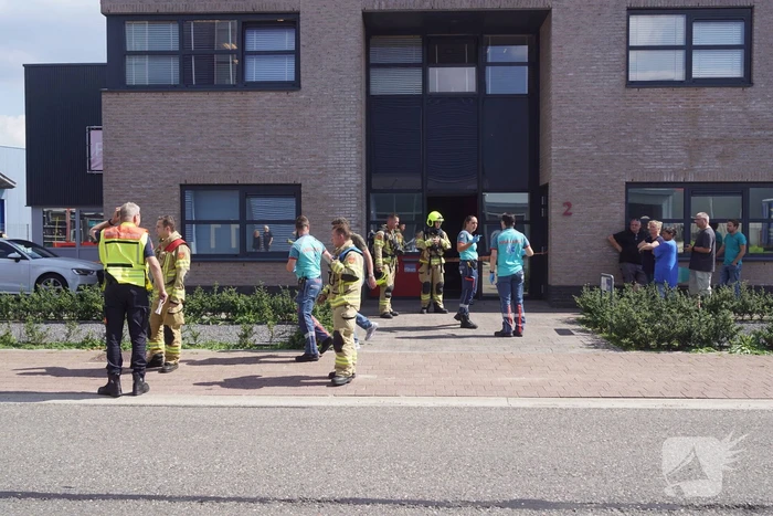 Geparkeerde bestelbus uitgebrand, omgeving afgezet vanwege gevaarlijke stoffen