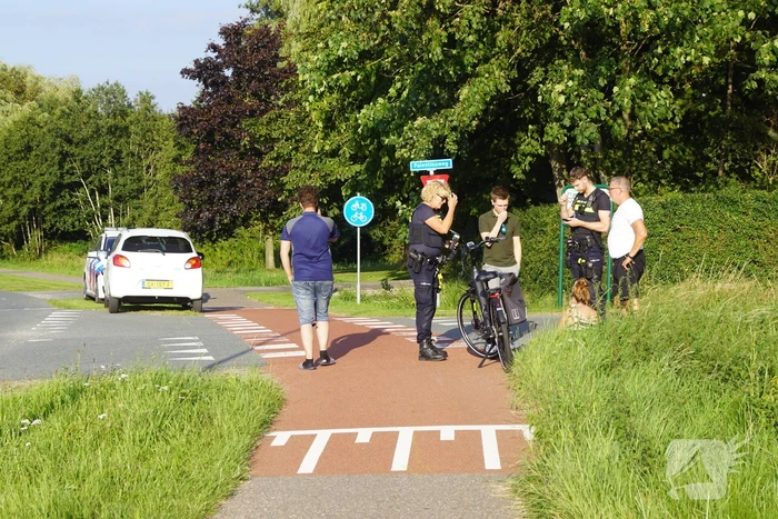 Auto ziet fietser over het hoofd