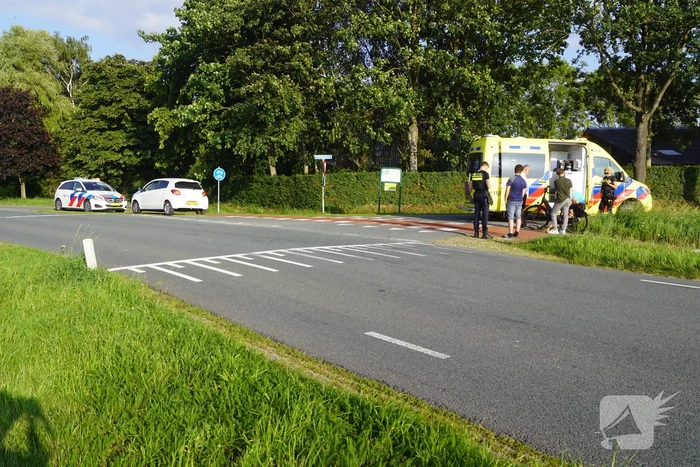 Auto ziet fietser over het hoofd
