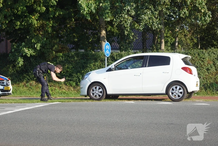 Auto ziet fietser over het hoofd