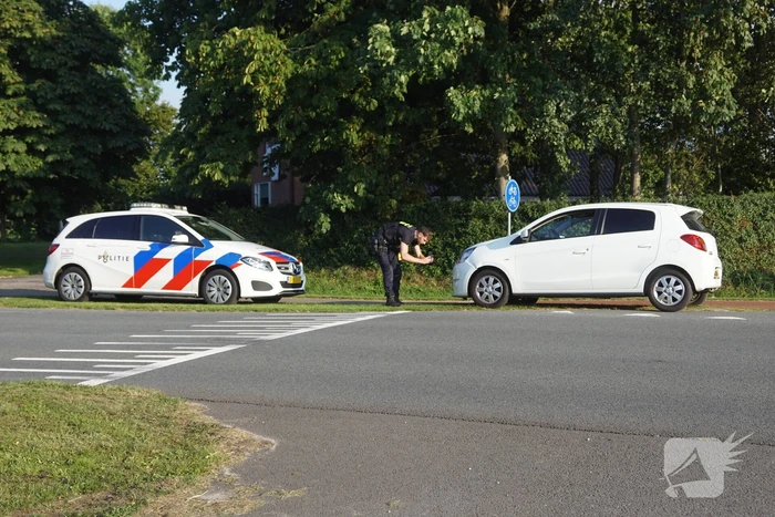 Auto ziet fietser over het hoofd