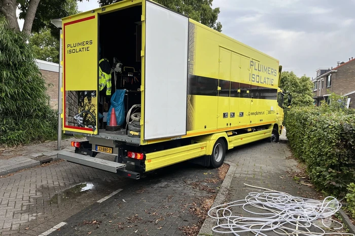 Vrachtwagen zakt weg in stoep