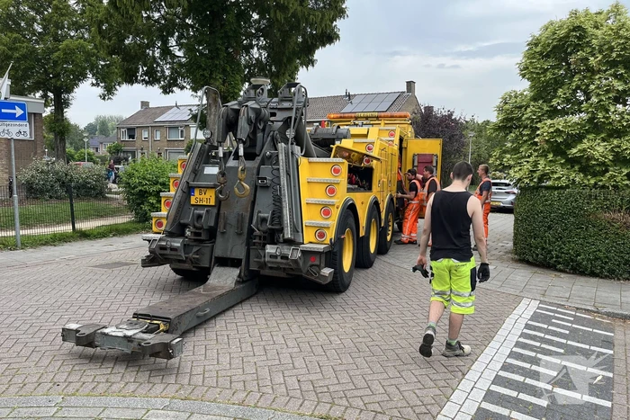 Vrachtwagen zakt weg in stoep