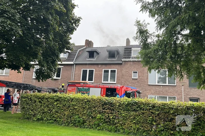 Hevige rookontwikkeling bij brand op zolder