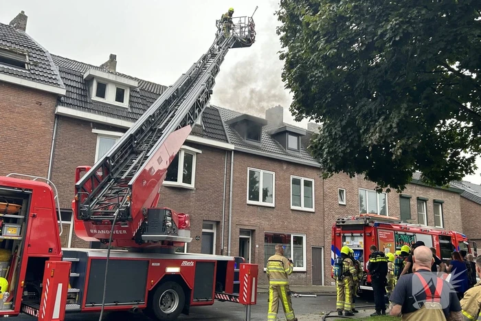 Hevige rookontwikkeling bij brand op zolder