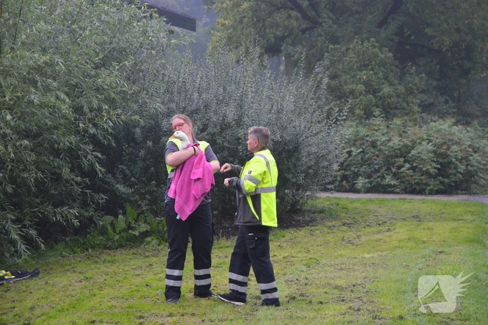 Eend raakt met snavel verstrikt in visdraad
