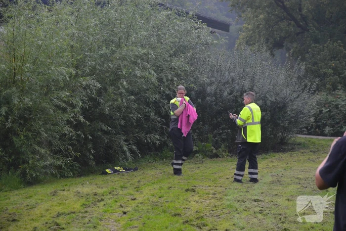 Eend raakt met snavel verstrikt in visdraad
