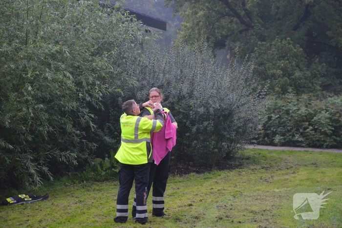Eend raakt met snavel verstrikt in visdraad