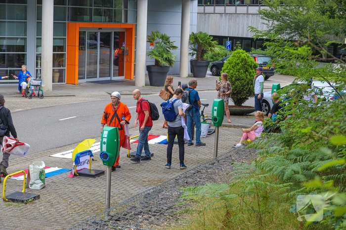 Demonstratie bij gebouwen van NOS en 3FM