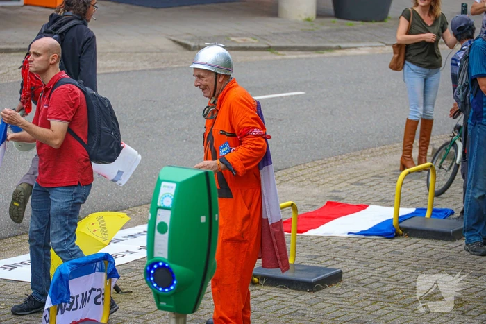 Demonstratie bij gebouwen van NOS en 3FM
